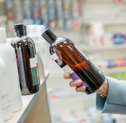 Profesional revisando productos en la tienda Estilos