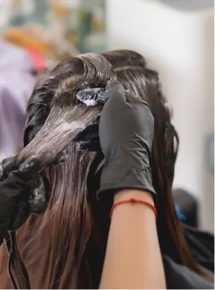 Estudiante practicando coloración