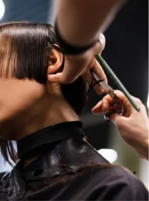 Estilista realizando un corte