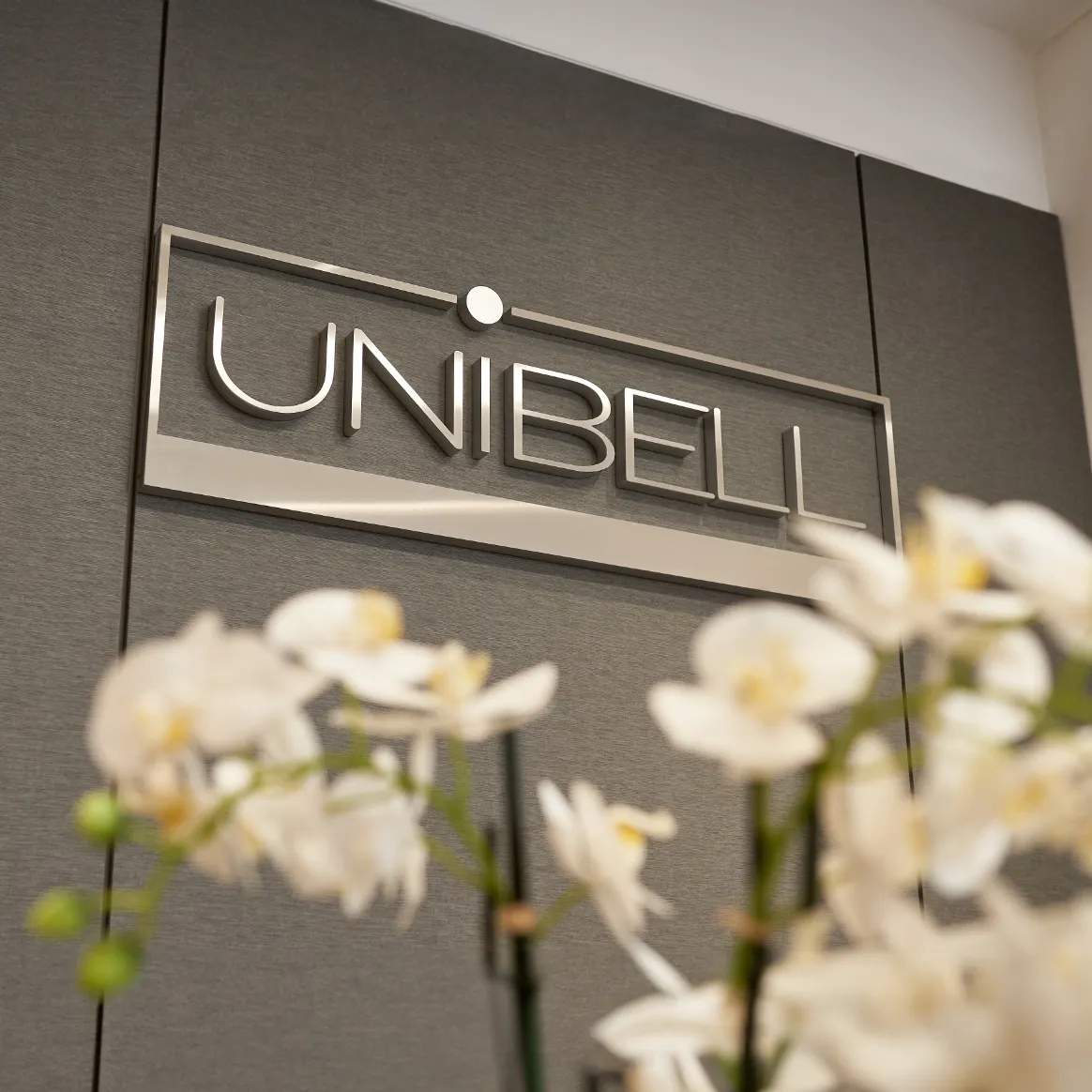 Logo de Unibell en la fachada de sus oficinas